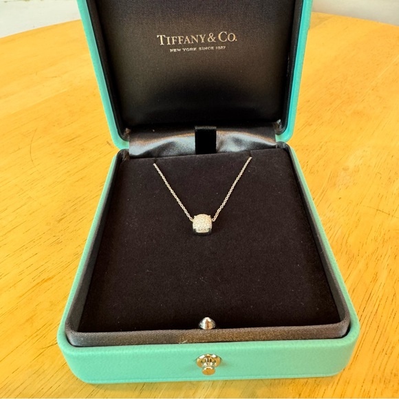 Tiffany & Co. | Sugar Stack White Gold & Diamond Pendant Necklace - Picture 4 of 11